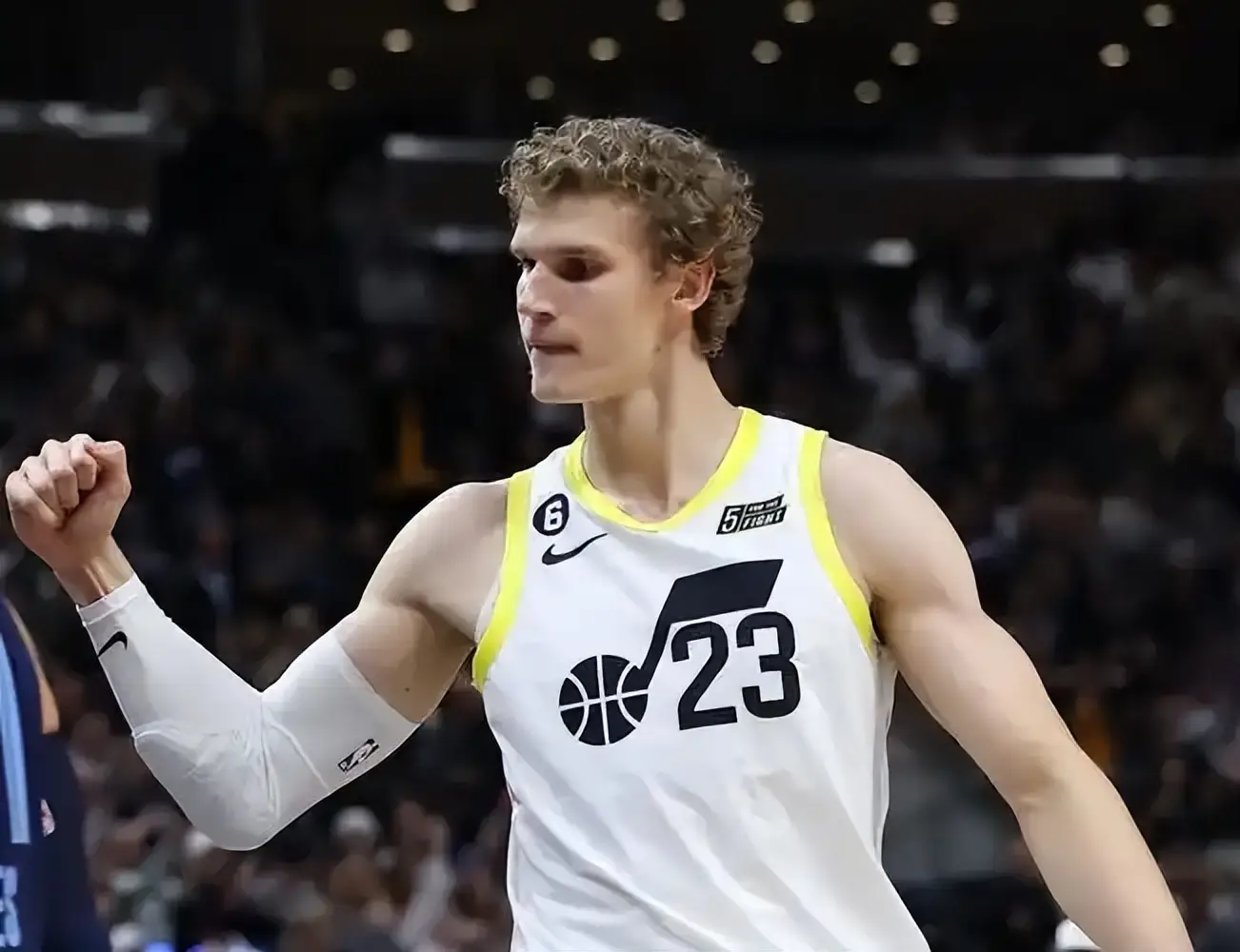 开云体育下载-浙江队再遭质疑备战全明星赛巴特勒在公牛比赛中比分优势明显,网友:圣安东尼奥马刺今晚篮板制胜的简单介绍